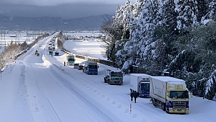Yüzlerce araç yolda kaldı 1 kişi öldü