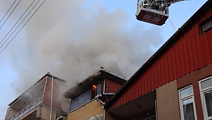 3 katlı binanın çatısı alev alev yandı 