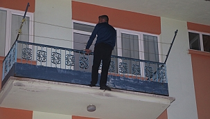 3. kattaki evinin balkonundan atladı