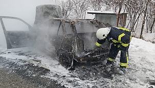 Alev alan otomobil küle döndü!