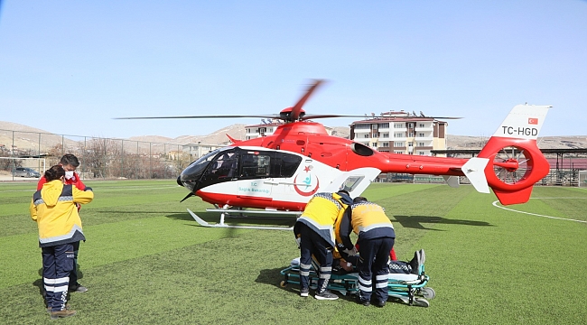 Ambulans helikopter ile hastaneye kaldırıldı