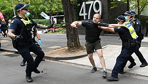 Aşı karşıtları sokaklara döküldü