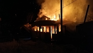 Ayancık'ta 2 ev kül oldu 