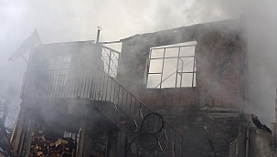 Bafra'da 2 katlı ev küle döndü