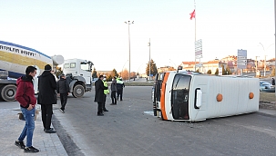 Beton mikseri ile minibüs çarpıştı