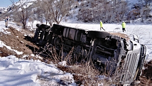 Buğday yüklü kamyon devrildi 