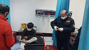 Demir parçasıyla birlikte hastaneye kaldırıldı
