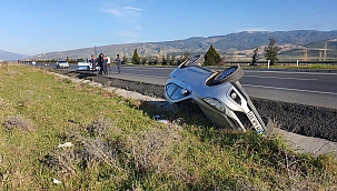 Devrilen araçtaki 5 kişi yaralandı 