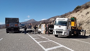 Devrilen kamyon yolu trafiğe kapattı