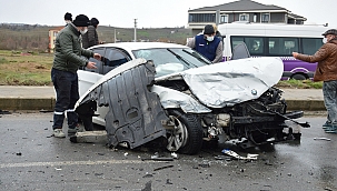 Duble yolda iki araç çarpıştı: 3 yaralı 