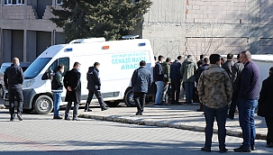 Eşini 27 yerinden bıçaklayarak öldürdü