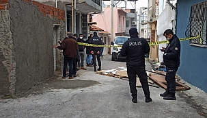 Evinde boğazı kesilmiş halde bulundu