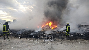 Fabrika çöplüğünde çıkan yangın