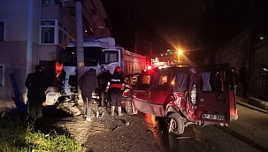 Freni patlayan tır direğe çarptı! 