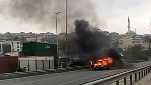 Hafif ticari araç yangında küle döndü