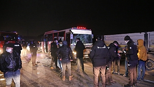 Halk otobüsü tıra çarptı: 6 yaralı