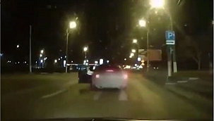 Hareket halindeki aracın içine atladı