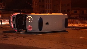 Hasta nakli yapan ambulans devrildi
