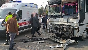 İki midibüs kafa kafaya çarpıştı: 6 yaralı