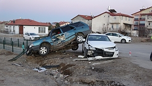 İki otomobil çarpıştı: 3 yaralı