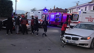 İki otomobil kafa kafaya çarpıştı