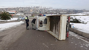 Kamyonet devrildi: 3 yaralı