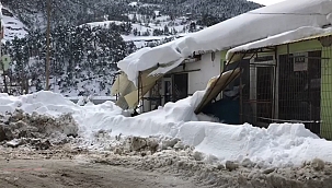 Kar ilçede çatıları çökertti! 