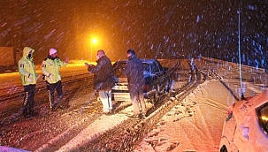 Karlı yolda sürücülere ikram!