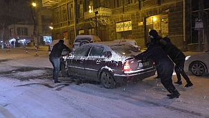 Kars'ta yollar buz pistine döndü 