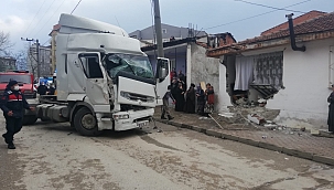 Kontrolden çıkan tır eve çarptı
