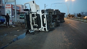 Kontrolden çıkan Tır yan yattı! 