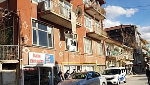 Kopan parçalar aracın üzerine düştü