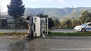Minibüs ile kamyonet çarpıştı 4 yaralı 