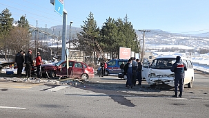 Minibüs ile otomobil kavşakta çarpıştı 