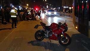 Motosikletle bisiklet çarpıştı: 3 yaralı 