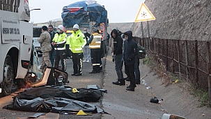 Otobüs tıra çarptı: 3 ölü 30 yaralı