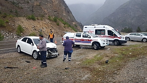 Otomobil beton mikserine çarptı