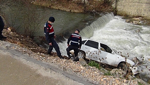 Otomobil dereye uçtu sürücü kayıp
