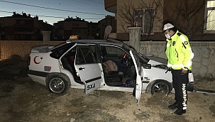 Otomobil duvara çarptı: 1 ölü 