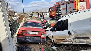 Otomobil duvara çarptı: 2 yaralı