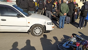 Otomobil ile motosiklet çarpıştı 