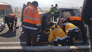 Otomobil kamyonla çarpıştı: 3 yaralı