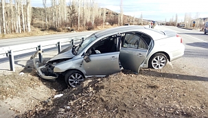 Otomobil orta refüje çarptı: 2 yaralı 