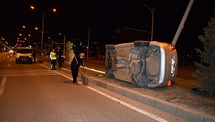 Otomobil refüje çarparak takla attı! 