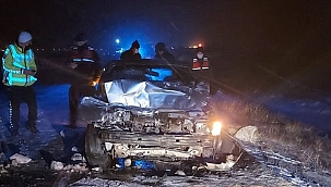 Otomobil tırın altına girdi: 3 yaralı 