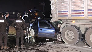 Otomobil tırın altında girdi: 1 ölü 