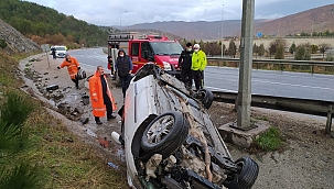Otomobil yoldan çıkıp kanala devrildi 