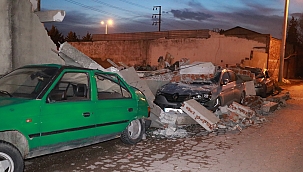 Otomobillerin üzerine beton düştü