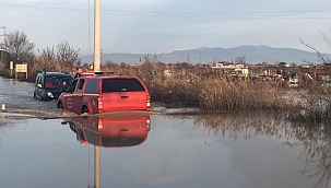 Selde mahsur kalan araçlar kurtarıldı 