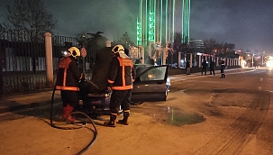 Seyir halindeki otomobil alev aldı